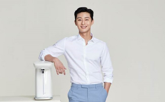 24일 웅진 렌탈 광고모델인 배우 박서준의 웅진 렌탈 정수기를 소개하고 있다. <웅진 렌탈 제공>